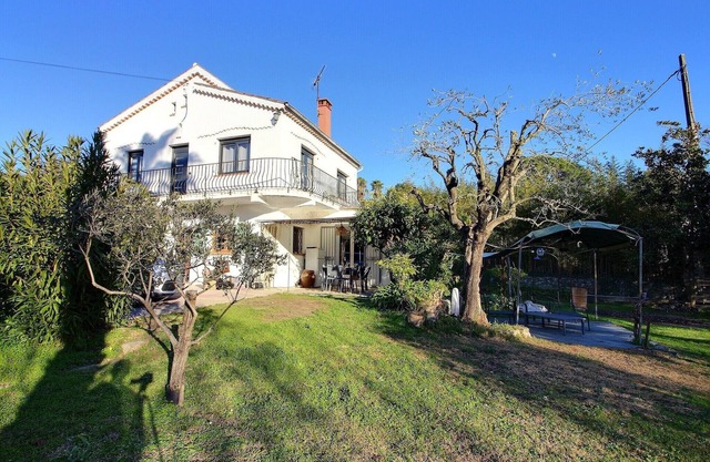 Villa in the heart of Mougins, residential area.