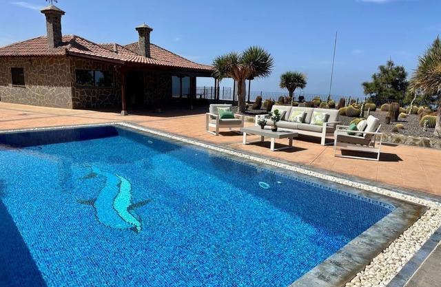 VILLA IN THE MOUNTAIN WITH VIEWS AND POOL