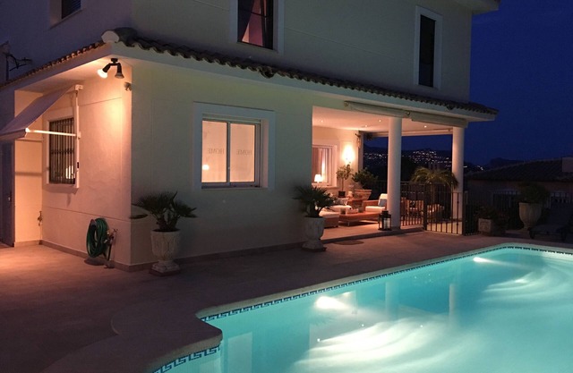 Villa in wonderful location with lounge atmosphere and sea view next to Altea