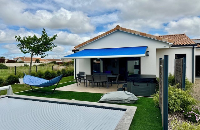 Villa jard sur mer, 1km from the beach swimming pool and spa from june to september