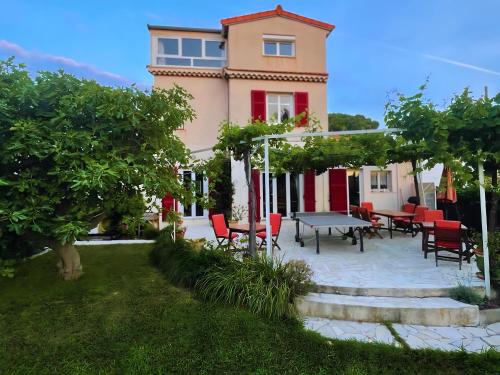 Villa la Croix Lorette- 190m2, 10 personnes max, 65m2 de Terrasse, Barbecue, 200m2 de Jardin, parking, wifi, vue mer,10min à pied plage de Galets