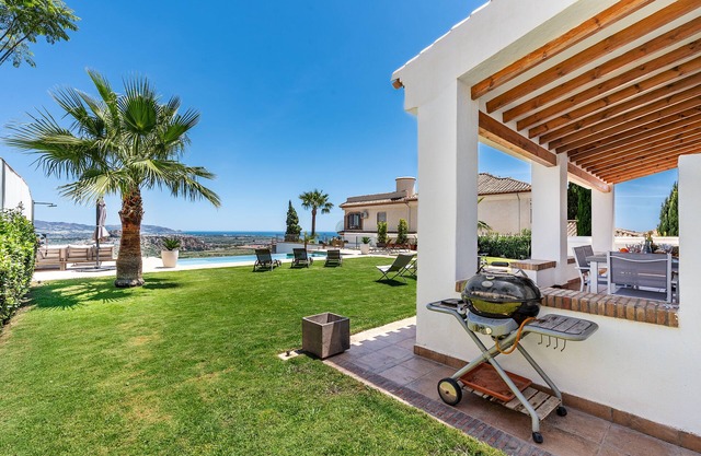 Villa Las Arenas with private heated pool