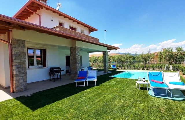 Villa Laura, with private heated pool and garden