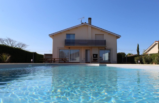 Villa Les Glycines, Hourtin, 7 bedrooms, swimming pool.