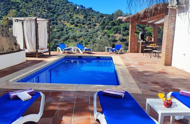 Villa Los Pinos,10 people, HEATED POOL, WIFI, A/C, Petfriendly, magnificent view
