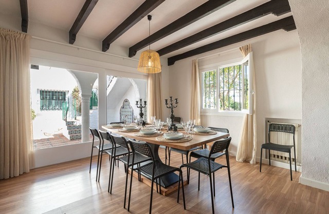 Villa Los Tres Almendros. Preciosa Villa de Estilo Andaluz,