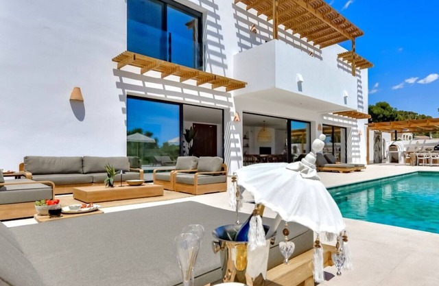 Villa Lujo - by Almarina Villas