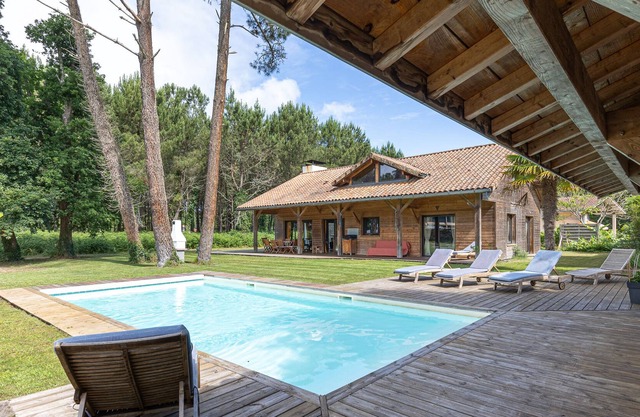 Villa "Maison Traditionnelle en Bois" with Private Pool & Wi-Fi