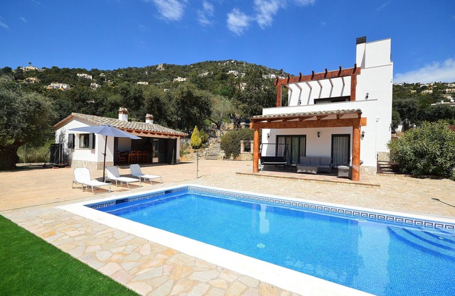 Villa "Martina" with Mountain View, Garden, Pool & Wi-Fi