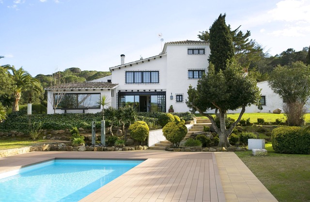 Villa 'Masia Roca Rodona' with Mountain View, Wi-Fi and Air Conditioning