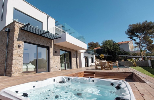 Villa Merveille (new, modern villa with sea view)