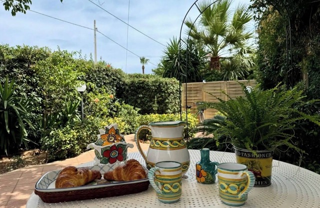 Villa Mia Carini, 150 meters from the sea and 5 km airport, beautiful vintage villa