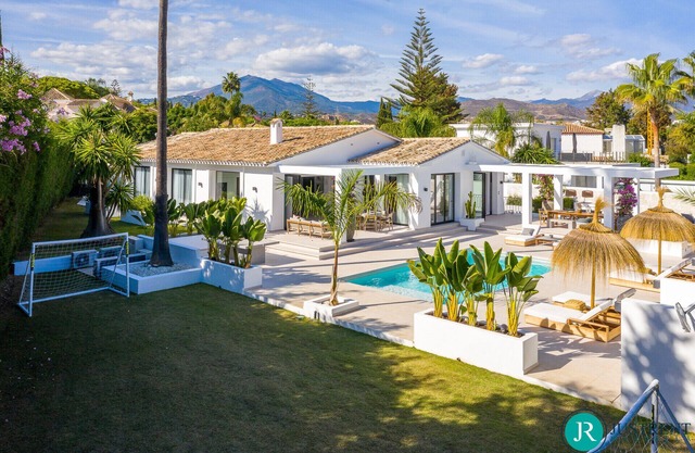 Villa Mia - Fabulous 5-bed Family Villa in Aloha!