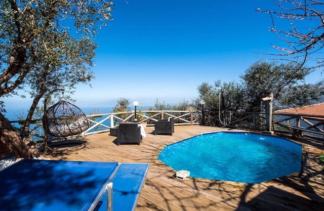 Villa Mil, surrounded by greenery with splendid view of the Gulf of Naples
