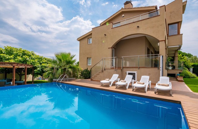 VILLA MONGODA LUX, WONDERFUL VILLA WITH POOL, A/C AND CLOSE TO THE SEA