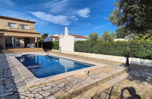 VILLA MONREDÓ. Spacious house with private pool and large garden.