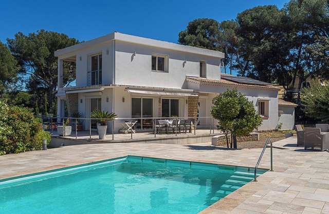 Villa near the sea with swimming pool