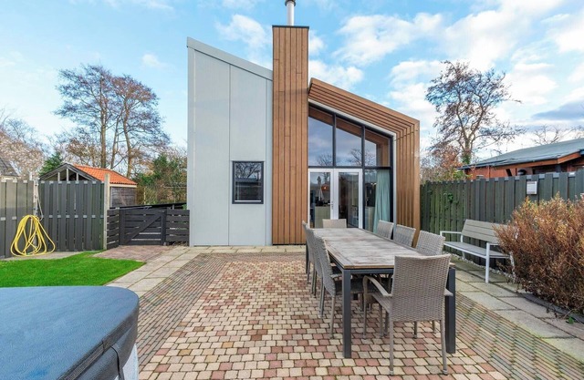 Villa near Sint Maartenszee Beach with Jacuzzi