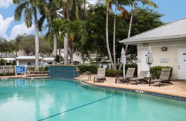 Villa next to IMG Academy. Pool. Sleeps 8. Gated and 2 free parking spots.