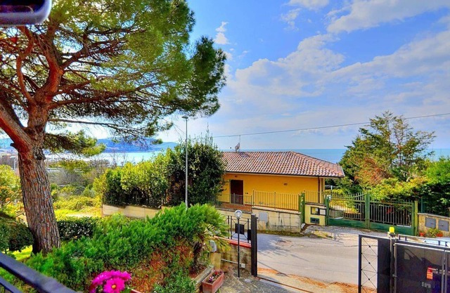 Villa Nives: A spacious three-story villa situated at a short distance from the beach, with Free WI-FI.