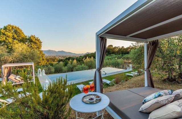 Villa Noa, Romantic 8 bedroom Luxury Farmhouse with Private Pool on the Lucca Hills