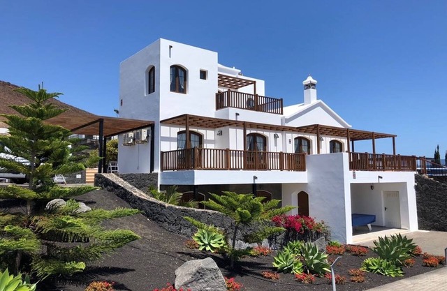 Villa Oceano Once - Beautiful 5 Bedroom private pool and hot tub