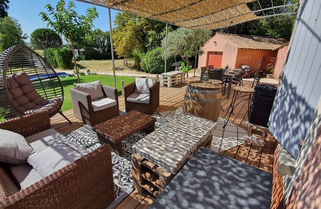 villa of 190 M2 air-conditioned on closed ground of 3000 M2 close to Avignon.