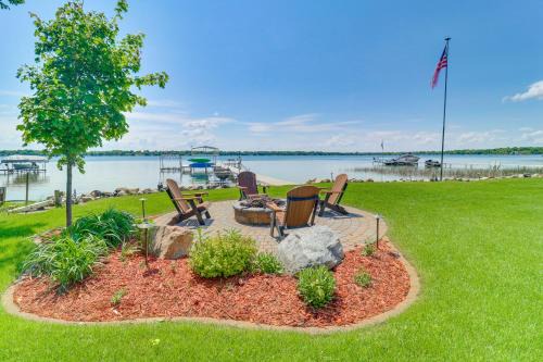 Villa on Lake Darling Fire Pit, Deck and BBQ!