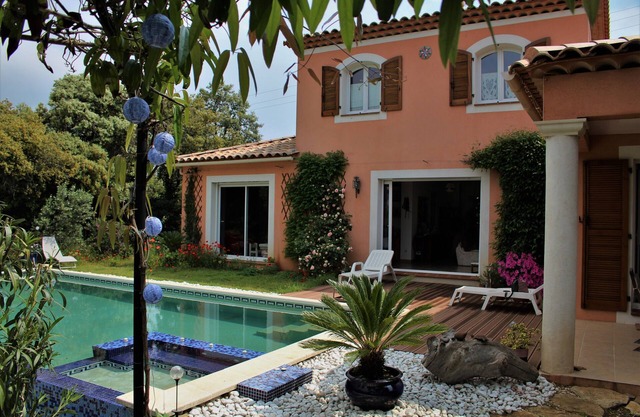 villa on terraced land planted with beautiful pool/spa, 1km from the sea