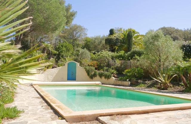 Villa on the peninsula of Giens with pool and quiet Mediterranean garden