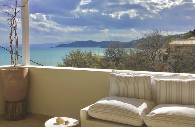 Villa Persephone (beachfront villa with 3 bedrooms and stunning sea view)