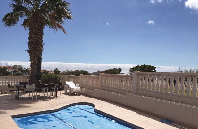 Villa, pool, 8 persons overlooking the golf course and the Amarilla wifi sea