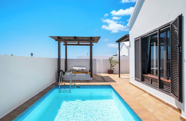 Villa 'Princesa Faina' with Sea View, Private Pool & Wi-Fi