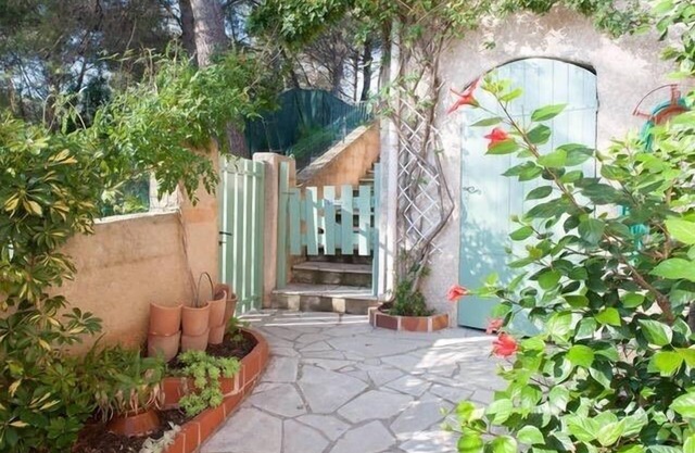 Villa, quiet garden level near beaches with covered terrace and garden