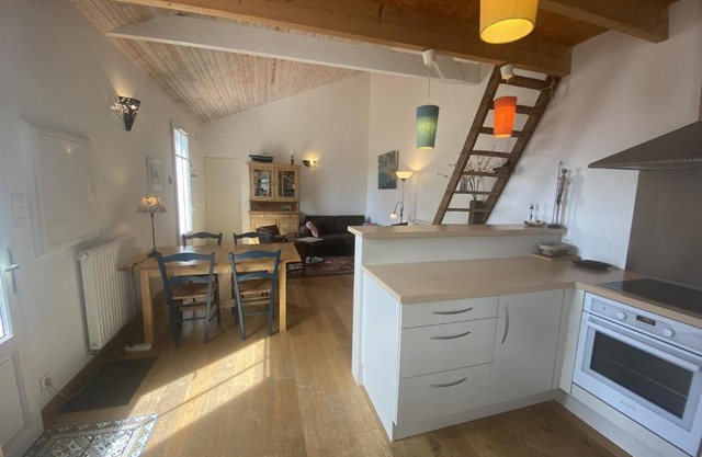 Villa rénovée à Fouras: 2 ch + mezzanine, proche plage/centre, jardin privatif, équipement complet - FR-1-709-64