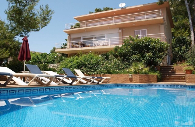 Villa Regine. Salou. 100 beach, private pool, air conditioning ,wifi free, BBQ