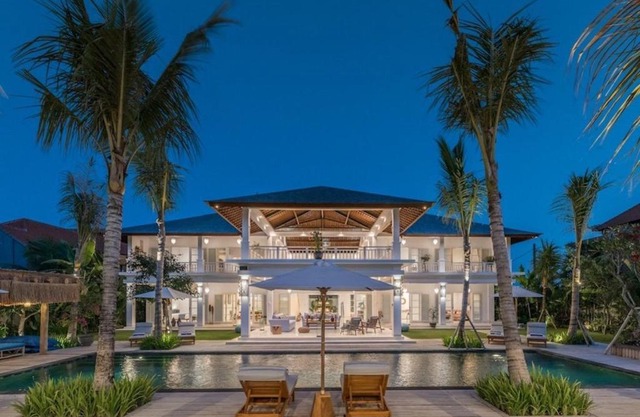 Villa Royal Canggu Secluded 6BR Luxury Walking Distance to Echo Beach