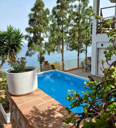 Villa's apartment on the beach, swimming pool A/C