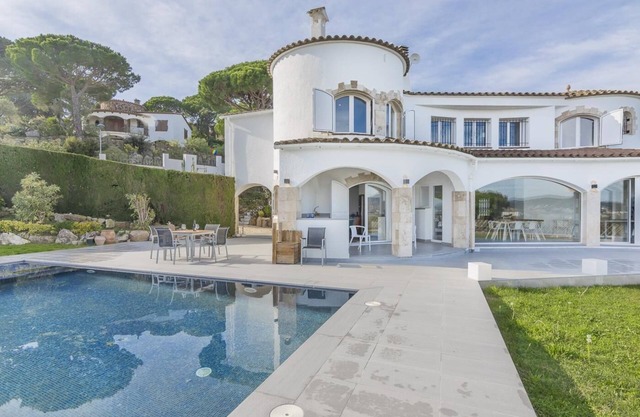 Villa Saramel spacious and modern with amazing views of the beach of Palamós.