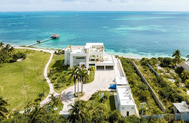 Villa Sam - Modern 6 bedroom beachfront villa north of Cancun w/chef