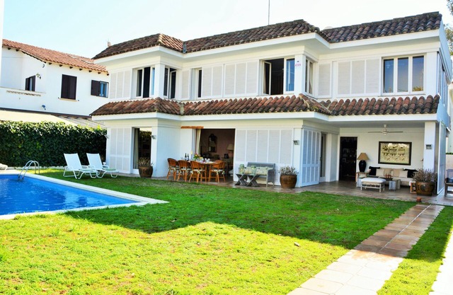 Villa Sitges Alegre. 3 minutes from the beach. Warm and welcoming air.