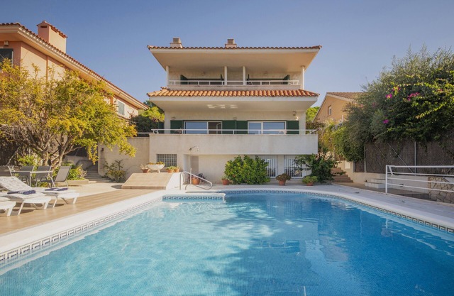Villa Sitges Camberra. 10 minutes walk to beaches and Center by Weekly Villas