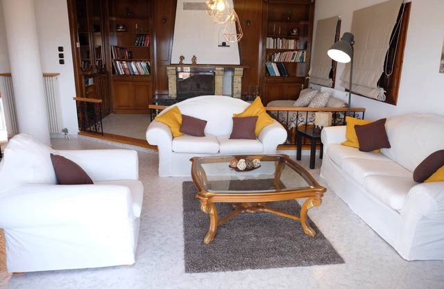 VILLA SOFIA (1st floor self-contained apartment) t