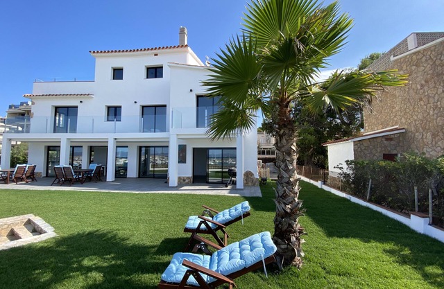 Villa Sophie. Feet in the water! magnificent