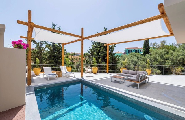 Villa "Suite Erifilli" with sea view, private pool & WiFi