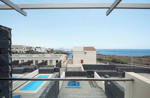 Villa ‘Sun Bay Villas 4’ with Sea View, Terrace & Jacuzzi