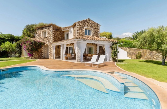 VILLA ULIVO with pool and private garden, just 500 meters from the sea