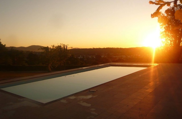 Villa, very large pool, village on foot, village and Rhune views, sleeps 18.