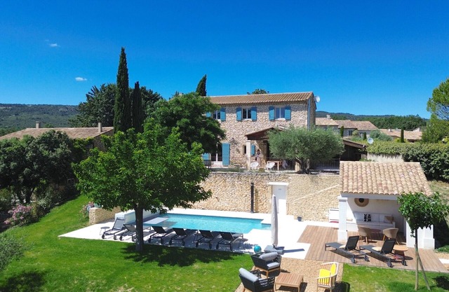 Villa Vue Luberon, featuring a private pool and panoramic views of the Luberon hills!