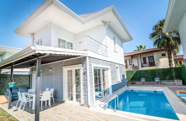 Villa w Private Pool Garden 5 min to Beach
